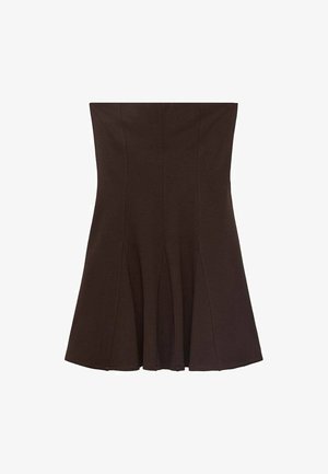 Abito marrone senza spalline realizzato in tessuto, con busto aderente e gonna svasata, caratterizzato da cuciture verticali e una texture liscia.
