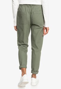 Roxy SUNNY ESCAPE  MIT KAROTTENSCHNITT - Broek - green