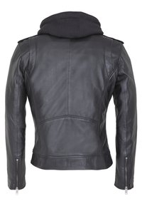 Giacca in pelle nera con un design aderente, polsini con zip e cappuccio nero rimovibile. Texture liscia e dettagli minimalisti sulle spalle.