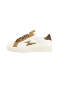 Witte sneakers met een lage ontwerp, voorzien van een metallic gouden bliksemschicht, bruin suède accenten en een gestructureerd achterpaneel. Rubberen buitenzool.