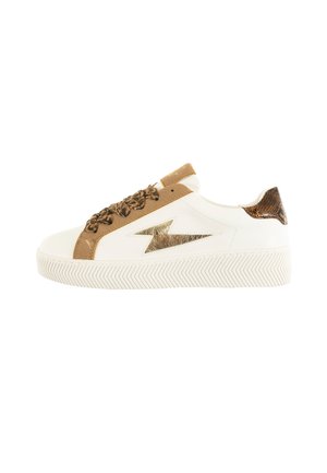 Witte sneakers met een lage ontwerp, voorzien van een metallic gouden bliksemschicht, bruin suède accenten en een gestructureerd achterpaneel. Rubberen buitenzool.