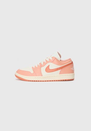AIR JORDAN 1 LOW - Sportcipő - sail/madder root/madder root/pale ivory