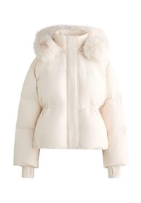 Plyšová bunda v krémovej farbe s umelou kožušinovou kapucňou, prešívaným dizajnom, skráteným strihom a elastickými manžetami. Mäkká textúra s hladkým povrchom.