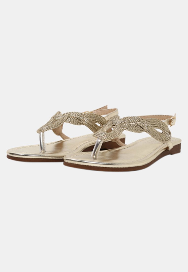Goldene geflochtene Sandalen mit Zehensteg, flachen Sohlen und metallic Akzenten. Die Riemen haben eine gewebte Textur und einen Rückenverschluss mit Schnalle.