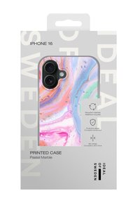 iPhone 16 trykkete deksel i pastellmarmor design har virvlende rosa, blå og grønne mønstre med en slank beskyttende profil.