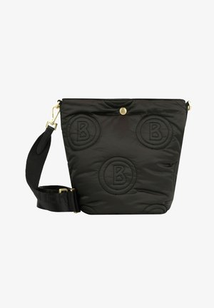 Bolso negro acolchado de hombro con logotipos circulares "B" en relieve, cierre de botón dorado y correa ancha de tela ajustable con herrajes dorados.