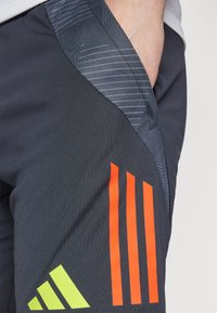 adidas Performance BENFICA LISSABON TRAINING SHORT - Športové šortky - night grey/semi solar red