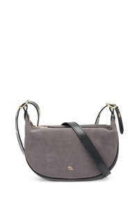 Borsa a tracolla grigia in suede con dettagli in pelle nera e una tracolla regolabile. Presenta una forma arrotondata e finiture dorate.