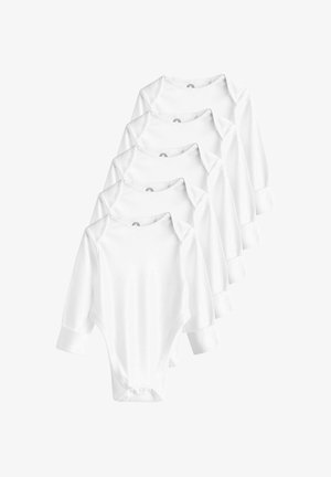 Päť bielych overalov s dlhým rukávom z mäkkej tkaniny, so zaobleným výstrihom, zapínaním na gombíky na dne a manžetami na rukávoch.