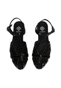 Schwarze Lackleder-Sandalen mit einem Riemchen-Design, ausgestattet mit einem Knöchelriemen und dekorativen Falten im Zehenbereich. Logo auf der Innensohle eingeprägt.