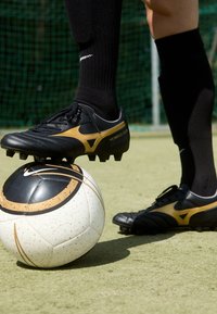 Mizuno MORELIA II CLUB - Fußballschuh Nocken - black/gold/dark  