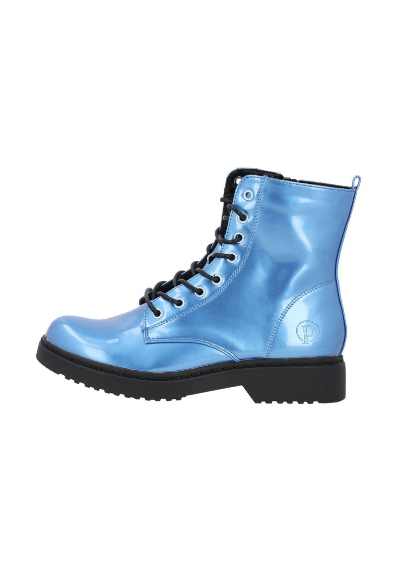 Botas de tobillo brillantes en azul con cordones negros, puntera redonda y suela de goma, con un logo en el talón y dos ojales en la parte superior.
