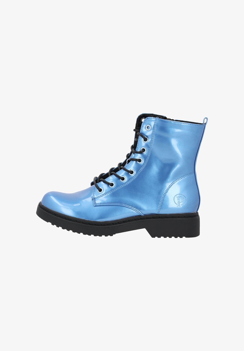 Blauwe glanzende enkelboots met zwarte veters, ronde neus en rubberen zool, met een logo op de hiel en twee oogjes aan de bovenkant.