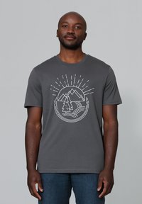 Grijze T-shirt met korte mouwen en een witte lijntekening van bergen en bomen, met een ronde hals en een ontspannen pasvorm.