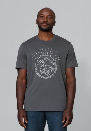 T-shirt gris à manches courtes avec un graphisme en ligne blanche représentant des montagnes et des arbres, doté d'un col rond et d'une coupe décontractée.
