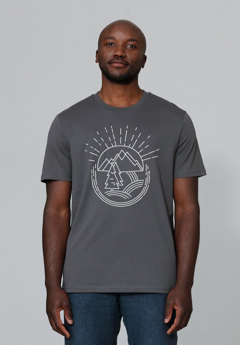 Grijze T-shirt met korte mouwen en een witte lijntekening van bergen en bomen, met een ronde hals en een ontspannen pasvorm.