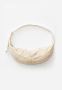 Borsa a spalla beige con un design curvo, realizzata in tessuto morbido. Caratterizzata da una superficie liscia, tracolla regolabile e dettagli di cucitura sottili.