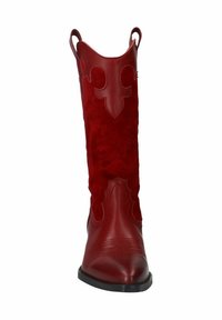 Bottes de cow-boy en cuir rouge et daim avec un design décoratif, texture lisse, bout pointu et languettes de tirage en haut pour un enfilage facile.