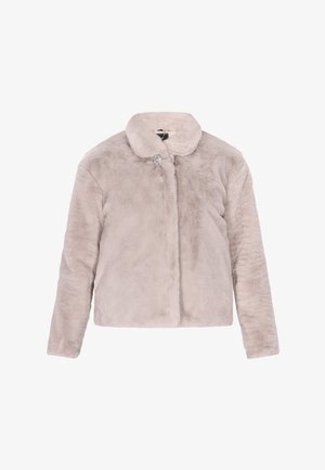 Világos bézs színű műszőrme dzseki, kerek gallérral, elöl patentos záródással és díszes drágakő kiegészítővel a zárónál.