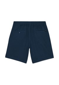 Donkerblauwe herenbroekjes met elastische tailleband, twee achterzakken—een met knoopsluiting en een met merkembleem.