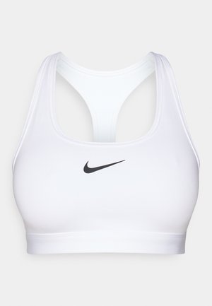 Sujetaless deportivo blanco con escote redondo y diseño en espalda de nadador. Presenta un logo negro de Nike en el frente, confeccionado con material elástico y suave.