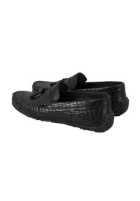 Schwarze Slipper mit einem strukturierten, krokodilartigen Obermaterial. Mit abgerundeter Zehenpartie und doppelten Frontriemen. Gummisohle für besseren Halt.