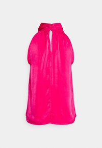 Haut en satin rose vif sans manches avec un col montant froncé et une ouverture en forme de goutte au dos, fermée par deux boutons.