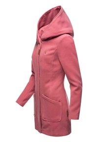 Abrigo rosa con capucha, hecho de una tela suave, que presenta una silueta larga, grandes bolsillos frontales y un detalle de logo bordado en el lateral.