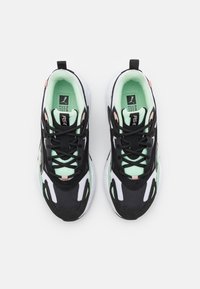 Schwarz-weiße Sport-Sneaker mit mintgrünen Mesh-Akzenten, strukturiertem Obermaterial und schwarzen Schnürsenkeln. Enthält ein pinkes Akzent und eine Gummisohle.