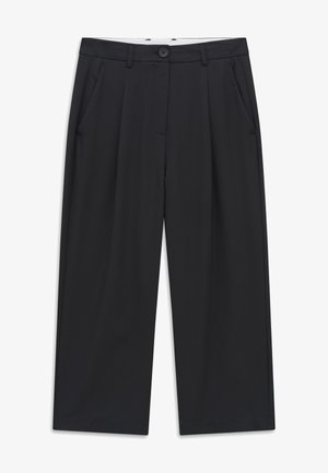 Schwarze, weit geschnittene Hose mit Gürtelschlaufen, vorderer Knopfverschluss und seitlichen Taschen, flach auf einem weißen Hintergrund liegend.