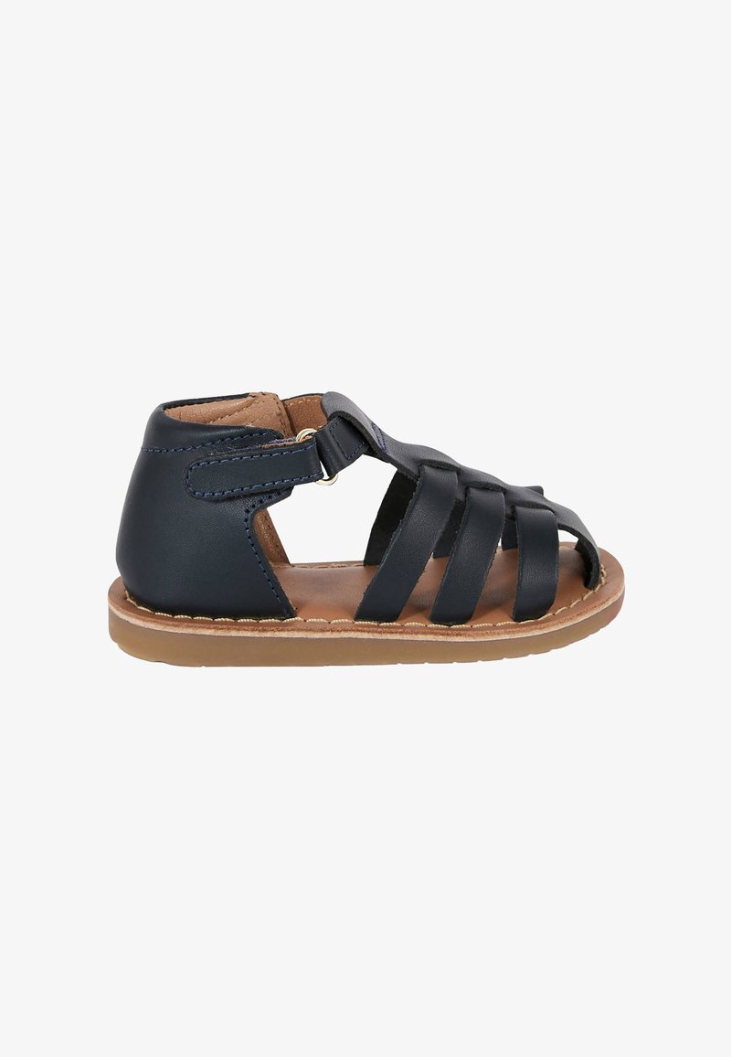 Sandale en cuir bleu marine avec un design à bout ouvert, de multiples sangles, un support au talon arrière et une semelle marron. Dispose d'une fermeture à boucle sécurisée.
