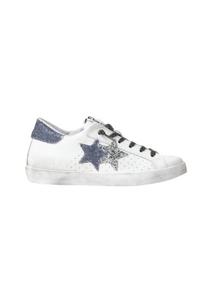 Sneaker bianca con lacci neri, toppe a forma di stella grigie e argentate glitterate sul lato, fascetta sul tallone grigia glitterata e suola leggermente consumata.
