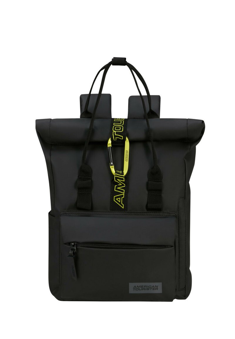 Mochila negra tipo roll-top hecha de material duradero, con correas ajustables, un bolsillo delantero con cremallera y una correa de acento amarilla.
