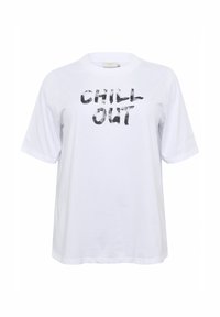 Camiseta de algodón blanca con mangas cortas y cuello redondo. Presenta texto en forma de pincelada negra que dice "CHILL OUT" en la parte frontal.