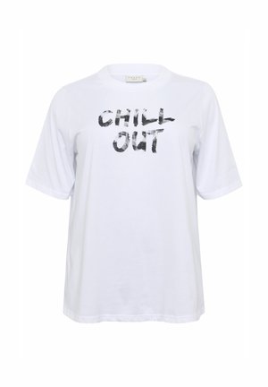 Camiseta de algodón blanca con mangas cortas y cuello redondo. Presenta texto en forma de pincelada negra que dice "CHILL OUT" en la parte frontal.