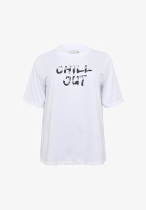 Camiseta de algodón blanca con mangas cortas y cuello redondo. Presenta texto en forma de pincelada negra que dice "CHILL OUT" en la parte frontal.
