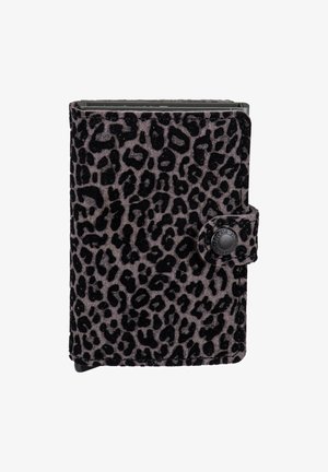 Schwarze und graue Leopardenmuster-Geldbörse mit strukturierter Stoffoberfläche, ausgestattet mit einem Druckknopfverschluss und abgerundeten Ecken.