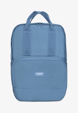 Kék szövet hátizsák téglalap alakú, két fogantyúval, elülső cipzáras zsebből és "LARKSON HAMBURG" felirattal.