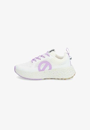 Chaussure de sport blanche avec une tige texturée, des accents violets, des lacets violets et une semelle mouchetée. Présente un logo sur le côté et une languette.