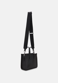 Borsa nera texturizzata con due manici superiori, una tracolla nera rimovibile e hardware in argento. Forma compatta e rettangolare con accenti lisci.