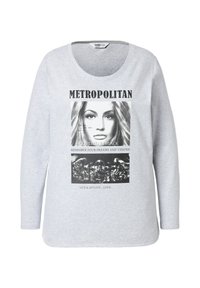 Grijze sweatshirt met lange mouwen, voorzien van een grote zwart-wit afdruk van het gezicht van een vrouw, met tekst erboven en eronder, ronde halslijn, zachte stof.