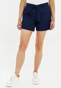 Pantalones cortos azul marino hechos de un tejido con un acabado ligeramente texturizado. Presenta una cinturilla con lazo, dobladillos enrollados y bolsillos laterales.