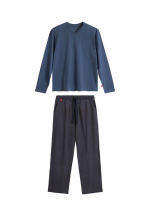 Niebieska koszula z długim rękawem w serek, połączona z ciemnymi, wzorzystymi spodniami dresowymi z elastycznym pasem i sznurkiem.