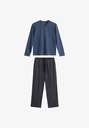 Niebieska koszula z długim rękawem w serek, połączona z ciemnymi, wzorzystymi spodniami dresowymi z elastycznym pasem i sznurkiem.