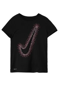 Camisa deportiva negra de manga corta con un gran logo de swoosh punteado en rosa y blanco en el frente y el pequeño texto "DRI-FIT" cerca del dobladillo.