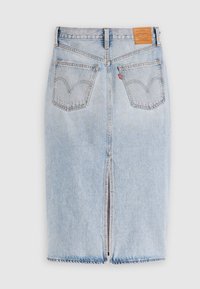 Jupe crayon en denim bleu clair avec fente au dos, deux poches arrière avec surpiqûres, passants pour ceinture et un patch de marque en cuir marron.