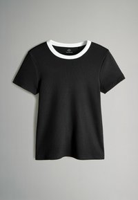 Schwarzes T-Shirt mit kurzen Ärmeln und weißem, rundem Kragen, flach auf einem hellgrauen Hintergrund ausgelegt.