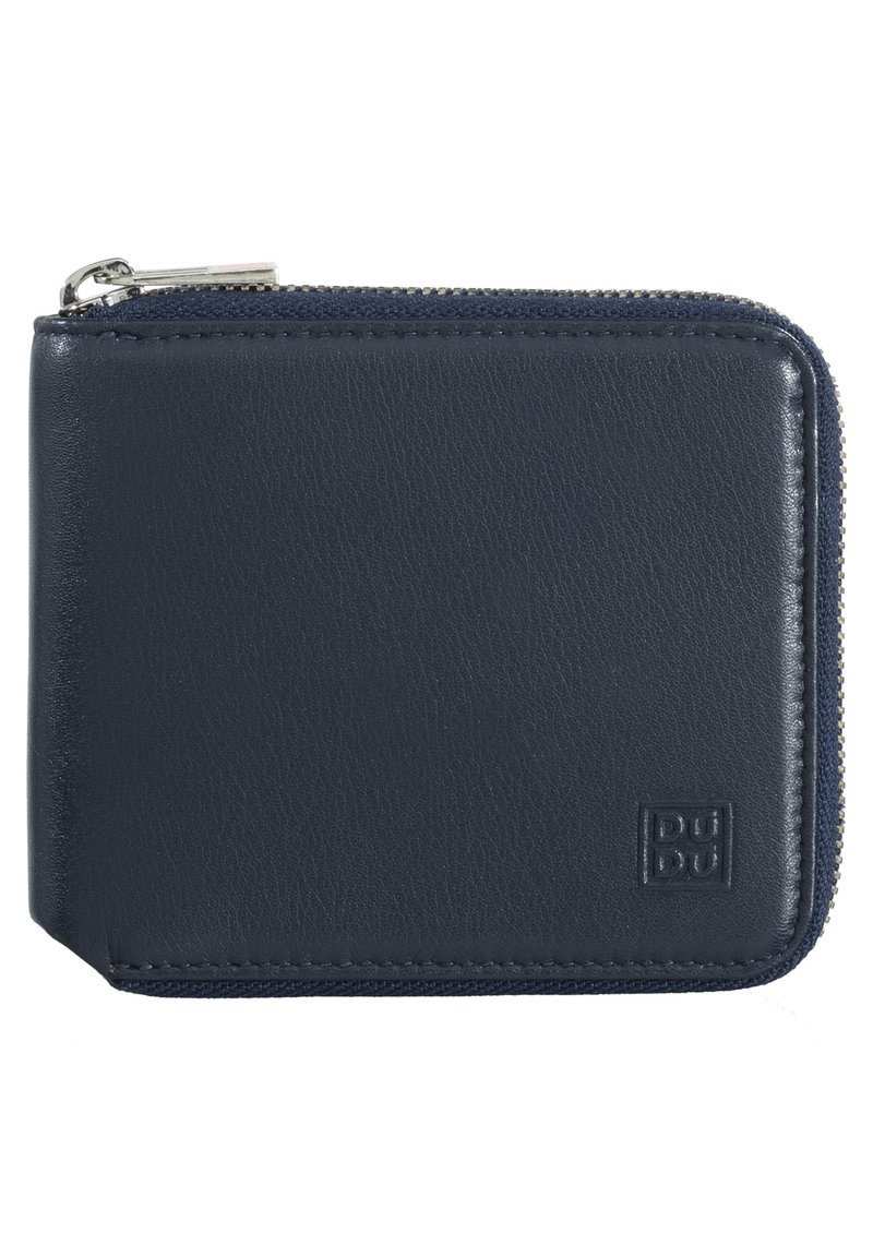 Cartera de cuero azul marino con un acabado texturizado, cierre de cremallera y logotipo grabado. Forma cuadrada con costuras en contraste y bordes suaves.