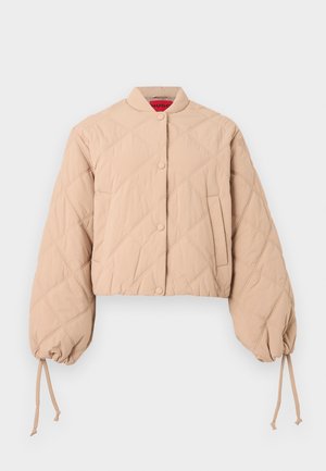 Beige cropped gewatteerde jas met een opstaande kraag, drukknopen en elastische opgeblazen mouwen. Voorzien van een zijzak en een trekkoorddetail.