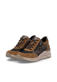 Paire de baskets compensées marron et noires avec lacets, fermeture éclair latérale et panneaux latéraux à motifs sur fond blanc.